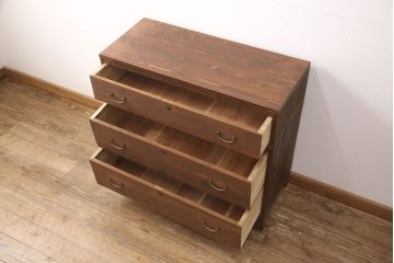 重ね桐箪笥を本棚とチェストにリメイク!上段は引き戸と棚を撤去、新たに棚板を取り付け、本棚に。下段は上部1段のみを外せる仕様に。天板を補強し、木製脚を取り付けてチェストに。いずれもオーク系に着色仕上げ。