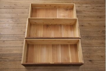 重ね桐箪笥を本棚とチェストにリメイク!上段は引き戸と棚を撤去、新たに棚板を取り付け、本棚に。下段は上部1段のみを外せる仕様に。天板を補強し、木製脚を取り付けてチェストに。いずれもオーク系に着色仕上げ。