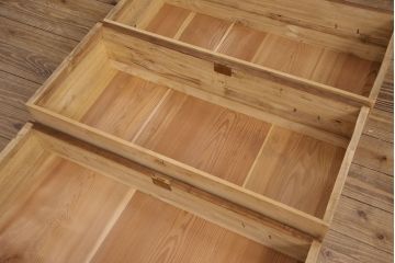 重ね桐箪笥を本棚とチェストにリメイク!上段は引き戸と棚を撤去、新たに棚板を取り付け、本棚に。下段は上部1段のみを外せる仕様に。天板を補強し、木製脚を取り付けてチェストに。いずれもオーク系に着色仕上げ。