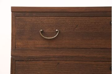 重ね桐箪笥を本棚とチェストにリメイク!上段は引き戸と棚を撤去、新たに棚板を取り付け、本棚に。下段は上部1段のみを外せる仕様に。天板を補強し、木製脚を取り付けてチェストに。いずれもオーク系に着色仕上げ。