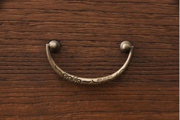 重ね桐箪笥を本棚とチェストにリメイク!上段は引き戸と棚を撤去、新たに棚板を取り付け、本棚に。下段は上部1段のみを外せる仕様に。天板を補強し、木製脚を取り付けてチェストに。いずれもオーク系に着色仕上げ。