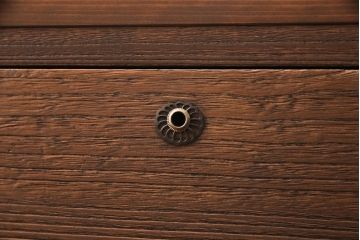重ね桐箪笥を本棚とチェストにリメイク!上段は引き戸と棚を撤去、新たに棚板を取り付け、本棚に。下段は上部1段のみを外せる仕様に。天板を補強し、木製脚を取り付けてチェストに。いずれもオーク系に着色仕上げ。