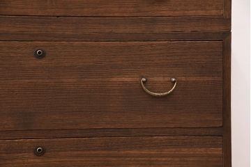 重ね桐箪笥を本棚とチェストにリメイク!上段は引き戸と棚を撤去、新たに棚板を取り付け、本棚に。下段は上部1段のみを外せる仕様に。天板を補強し、木製脚を取り付けてチェストに。いずれもオーク系に着色仕上げ。