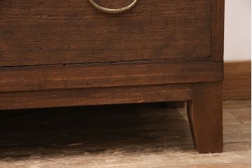 重ね桐箪笥を本棚とチェストにリメイク!上段は引き戸と棚を撤去、新たに棚板を取り付け、本棚に。下段は上部1段のみを外せる仕様に。天板を補強し、木製脚を取り付けてチェストに。いずれもオーク系に着色仕上げ。