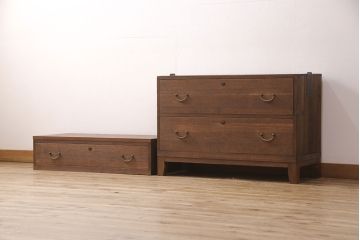 重ね桐箪笥を本棚とチェストにリメイク!上段は引き戸と棚を撤去、新たに棚板を取り付け、本棚に。下段は上部1段のみを外せる仕様に。天板を補強し、木製脚を取り付けてチェストに。いずれもオーク系に着色仕上げ。
