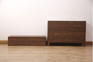 重ね桐箪笥を本棚とチェストにリメイク!上段は引き戸と棚を撤去、新たに棚板を取り付け、本棚に。下段は上部1段のみを外せる仕様に。天板を補強し、木製脚を取り付けてチェストに。いずれもオーク系に着色仕上げ。