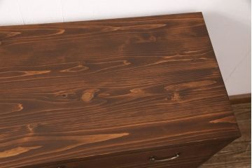 重ね桐箪笥を本棚とチェストにリメイク!上段は引き戸と棚を撤去、新たに棚板を取り付け、本棚に。下段は上部1段のみを外せる仕様に。天板を補強し、木製脚を取り付けてチェストに。いずれもオーク系に着色仕上げ。