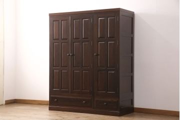 洋服箪笥を2つのワードローブにリメイク!2枚扉分と1枚扉分で分割し、側面を新たに制作。現状の色味に合わせて仕上げ。