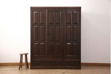 洋服箪笥を2つのワードローブにリメイク!2枚扉分と1枚扉分で分割し、側面を新たに制作。現状の色味に合わせて仕上げ。