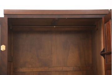 洋服箪笥を2つのワードローブにリメイク!2枚扉分と1枚扉分で分割し、側面を新たに制作。現状の色味に合わせて仕上げ。