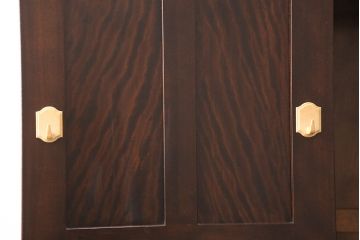 洋服箪笥を2つのワードローブにリメイク!2枚扉分と1枚扉分で分割し、側面を新たに制作。現状の色味に合わせて仕上げ。