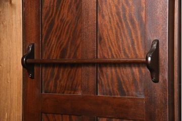 洋服箪笥を2つのワードローブにリメイク!2枚扉分と1枚扉分で分割し、側面を新たに制作。現状の色味に合わせて仕上げ。