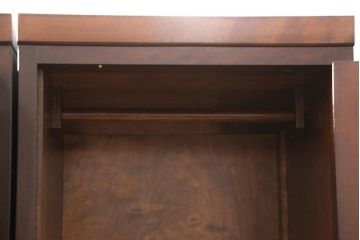 洋服箪笥を2つのワードローブにリメイク!2枚扉分と1枚扉分で分割し、側面を新たに制作。現状の色味に合わせて仕上げ。