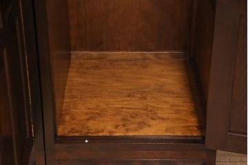 洋服箪笥を2つのワードローブにリメイク!2枚扉分と1枚扉分で分割し、側面を新たに制作。現状の色味に合わせて仕上げ。