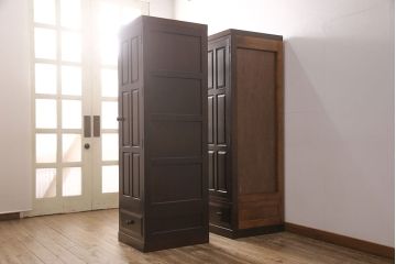 洋服箪笥を2つのワードローブにリメイク!2枚扉分と1枚扉分で分割し、側面を新たに制作。現状の色味に合わせて仕上げ。