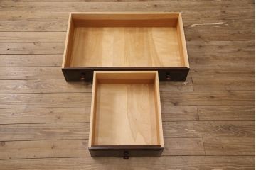 洋服箪笥を2つのワードローブにリメイク!2枚扉分と1枚扉分で分割し、側面を新たに制作。現状の色味に合わせて仕上げ。