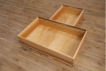 洋服箪笥を2つのワードローブにリメイク!2枚扉分と1枚扉分で分割し、側面を新たに制作。現状の色味に合わせて仕上げ。