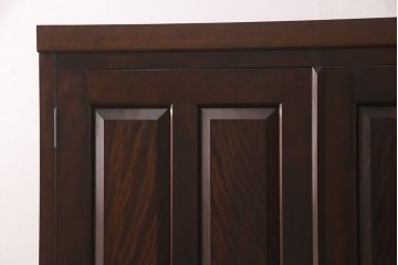 洋服箪笥を2つのワードローブにリメイク!2枚扉分と1枚扉分で分割し、側面を新たに制作。現状の色味に合わせて仕上げ。