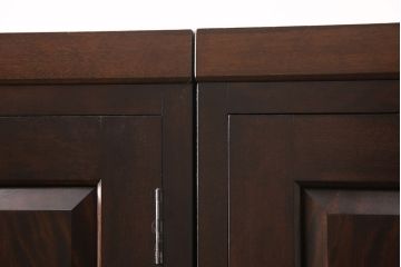 洋服箪笥を2つのワードローブにリメイク!2枚扉分と1枚扉分で分割し、側面を新たに制作。現状の色味に合わせて仕上げ。