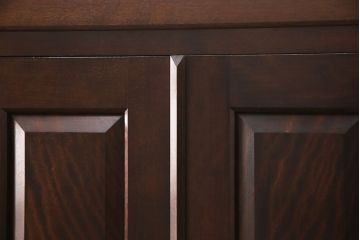 洋服箪笥を2つのワードローブにリメイク!2枚扉分と1枚扉分で分割し、側面を新たに制作。現状の色味に合わせて仕上げ。