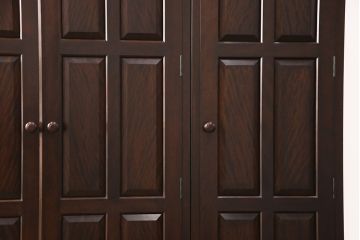 洋服箪笥を2つのワードローブにリメイク!2枚扉分と1枚扉分で分割し、側面を新たに制作。現状の色味に合わせて仕上げ。
