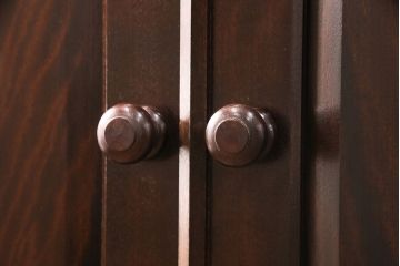 洋服箪笥を2つのワードローブにリメイク!2枚扉分と1枚扉分で分割し、側面を新たに制作。現状の色味に合わせて仕上げ。