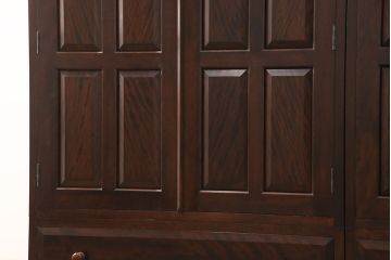 洋服箪笥を2つのワードローブにリメイク!2枚扉分と1枚扉分で分割し、側面を新たに制作。現状の色味に合わせて仕上げ。