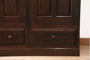 洋服箪笥を2つのワードローブにリメイク!2枚扉分と1枚扉分で分割し、側面を新たに制作。現状の色味に合わせて仕上げ。