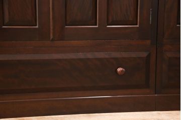洋服箪笥を2つのワードローブにリメイク!2枚扉分と1枚扉分で分割し、側面を新たに制作。現状の色味に合わせて仕上げ。