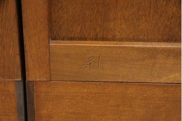 洋服箪笥を2つのワードローブにリメイク!2枚扉分と1枚扉分で分割し、側面を新たに制作。現状の色味に合わせて仕上げ。