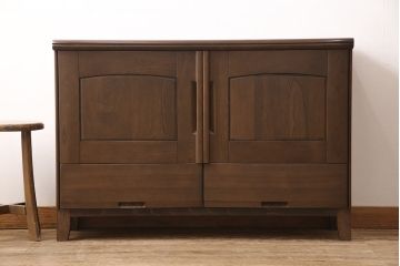 洋服箪笥をサイドボードにリメイク!開き戸部分と引き出し1段分を使用。奥行きも小さくリサイズし、木製脚を取り付け。現状の色味に合わせた仕上げ。