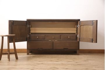 洋服箪笥をサイドボードにリメイク!開き戸部分と引き出し1段分を使用。奥行きも小さくリサイズし、木製脚を取り付け。現状の色味に合わせた仕上げ。