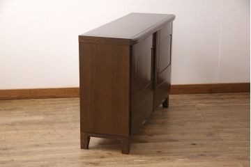 洋服箪笥をサイドボードにリメイク!開き戸部分と引き出し1段分を使用。奥行きも小さくリサイズし、木製脚を取り付け。現状の色味に合わせた仕上げ。