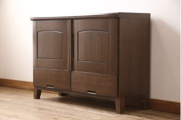 洋服箪笥をサイドボードにリメイク!開き戸部分と引き出し1段分を使用。奥行きも小さくリサイズし、木製脚を取り付け。現状の色味に合わせた仕上げ。