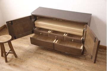 洋服箪笥をサイドボードにリメイク!開き戸部分と引き出し1段分を使用。奥行きも小さくリサイズし、木製脚を取り付け。現状の色味に合わせた仕上げ。
