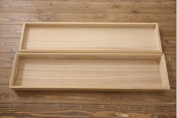 洋服箪笥をサイドボードにリメイク!開き戸部分と引き出し1段分を使用。奥行きも小さくリサイズし、木製脚を取り付け。現状の色味に合わせた仕上げ。