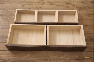 洋服箪笥をサイドボードにリメイク!開き戸部分と引き出し1段分を使用。奥行きも小さくリサイズし、木製脚を取り付け。現状の色味に合わせた仕上げ。