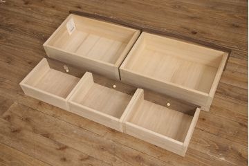 洋服箪笥をサイドボードにリメイク!開き戸部分と引き出し1段分を使用。奥行きも小さくリサイズし、木製脚を取り付け。現状の色味に合わせた仕上げ。