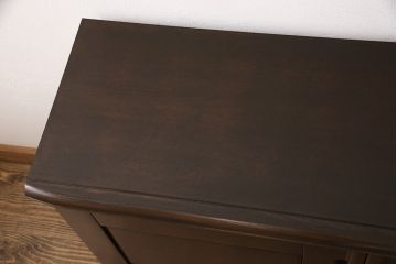洋服箪笥をサイドボードにリメイク!開き戸部分と引き出し1段分を使用。奥行きも小さくリサイズし、木製脚を取り付け。現状の色味に合わせた仕上げ。