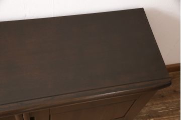 洋服箪笥をサイドボードにリメイク!開き戸部分と引き出し1段分を使用。奥行きも小さくリサイズし、木製脚を取り付け。現状の色味に合わせた仕上げ。