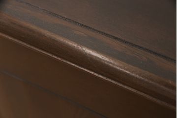洋服箪笥をサイドボードにリメイク!開き戸部分と引き出し1段分を使用。奥行きも小さくリサイズし、木製脚を取り付け。現状の色味に合わせた仕上げ。