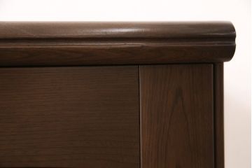 洋服箪笥をサイドボードにリメイク!開き戸部分と引き出し1段分を使用。奥行きも小さくリサイズし、木製脚を取り付け。現状の色味に合わせた仕上げ。