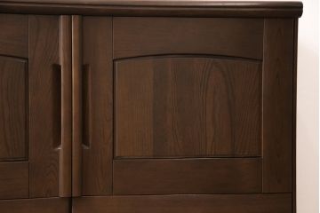 洋服箪笥をサイドボードにリメイク!開き戸部分と引き出し1段分を使用。奥行きも小さくリサイズし、木製脚を取り付け。現状の色味に合わせた仕上げ。