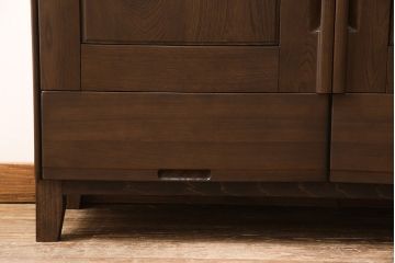 洋服箪笥をサイドボードにリメイク!開き戸部分と引き出し1段分を使用。奥行きも小さくリサイズし、木製脚を取り付け。現状の色味に合わせた仕上げ。