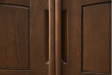 洋服箪笥をサイドボードにリメイク!開き戸部分と引き出し1段分を使用。奥行きも小さくリサイズし、木製脚を取り付け。現状の色味に合わせた仕上げ。