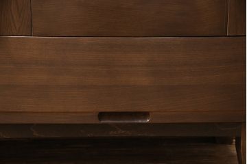 洋服箪笥をサイドボードにリメイク!開き戸部分と引き出し1段分を使用。奥行きも小さくリサイズし、木製脚を取り付け。現状の色味に合わせた仕上げ。