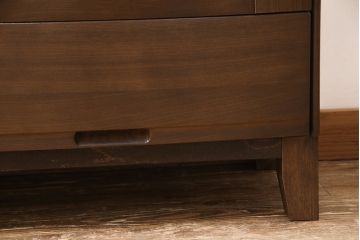 洋服箪笥をサイドボードにリメイク!開き戸部分と引き出し1段分を使用。奥行きも小さくリサイズし、木製脚を取り付け。現状の色味に合わせた仕上げ。