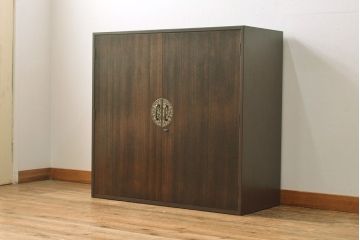 2段重ね桐箪笥を収納棚とローボードにリメイク!上段は形を変えずにリペア。下段はヒノキ材の天板と、引き出しに取っ手を取り付けてローボードに。いずれも前板をチェスナット系、それ以外を茶系でペイント仕上げ。