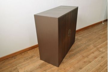 2段重ね桐箪笥を収納棚とローボードにリメイク!上段は形を変えずにリペア。下段はヒノキ材の天板と、引き出しに取っ手を取り付けてローボードに。いずれも前板をチェスナット系、それ以外を茶系でペイント仕上げ。
