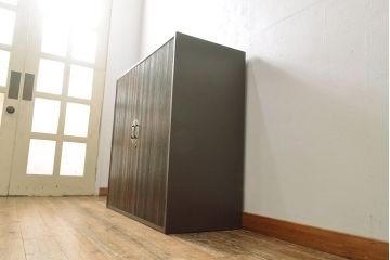 2段重ね桐箪笥を収納棚とローボードにリメイク!上段は形を変えずにリペア。下段はヒノキ材の天板と、引き出しに取っ手を取り付けてローボードに。いずれも前板をチェスナット系、それ以外を茶系でペイント仕上げ。